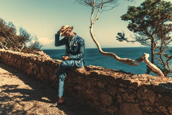 Homme Noir Épinette Costume Bleu Élégant Tient Son Chapeau Paille — Photo