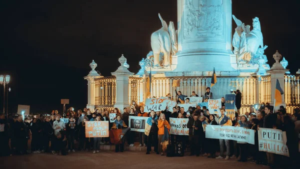2022年2月25日 葡萄牙里斯本 里斯本商业广场的夜景 雕像闪烁着乌克兰国旗的光芒 抗议战争和普京 支持乌克兰 — 图库照片