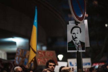 Lizbon, Portekiz - 24 Şubat 2022: Savaş ve Rus işgaline karşı Lizbon 'daki Rus Büyükelçiliği önünde yapılan toplu protesto toplantısı.