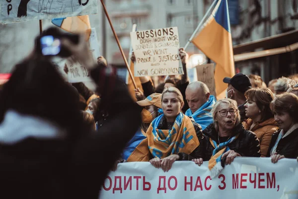 Lissabon Portugal Februar 2022 Massenprotestaktion Von Ukrainern Mit Plakaten Gegen — Stockfoto