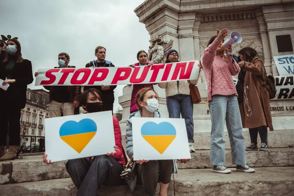 Lisboa Portugal Fevereiro 2022 Grupo Manifestantes Com Cartaz Stop Putin — Fotografia de Stock