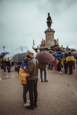 Lizbon, Portekiz - 20 Mart 2022: Rus işgali ve agresif savaşa karşı Ukrayna 'yı destekleyen bir protesto eylemi: bir çift protestoculardan uzak duruyor