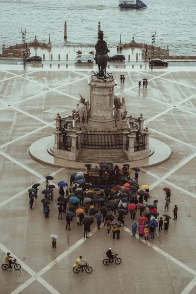 Lizbon, Portekiz - 20 Mart 2022: Ukrayna 'ya ve Rus askeri işgaline ve savaşına karşı protesto eylemlerinin başlangıcı: Anıtın yanındaki protestocular