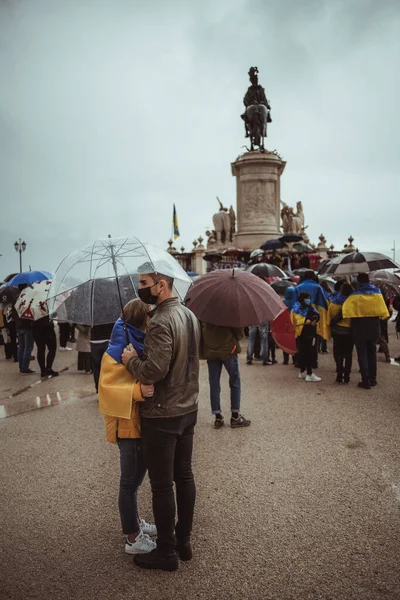 Lizbon, Portekiz - 20 Mart 2022: Rus işgali ve agresif savaşa karşı Ukrayna 'yı destekleyen bir protesto eylemi: bir çift protestoculardan uzak duruyor