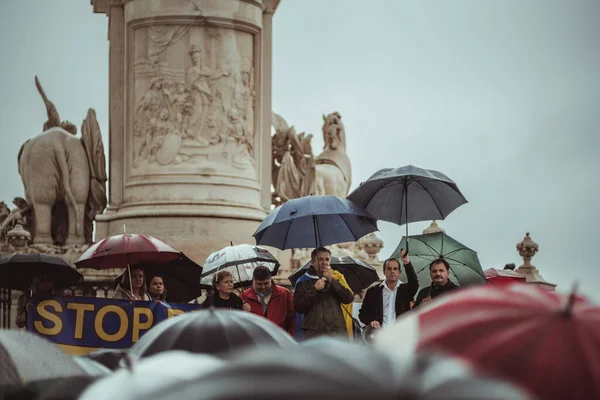 葡萄牙里斯本 2022年3月20日 支持乌克兰的抗议行动 反对俄罗斯的入侵和侵略战争 在暴雨下 抗议者拿着雨伞 男人拿着扩音器 — 图库照片