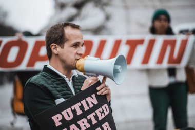 Lizbon, Portekiz - 24 Şubat 2022: Ukrayna 'ya destek için düzenlenen mitingde megafon ve Putin karşıtı bir protestocuya odaklan.