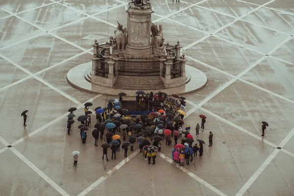 Lizbon, Portekiz - 20 Mart 2022: Ukrayna 'ya ve Rus askeri işgaline ve savaşına karşı tezahüratın başlangıcı: Anıtın yanındaki Praca do Commercio' ya gelen protestocular