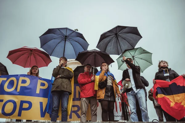 葡萄牙里斯本 2022年3月20日 支持乌克兰的抗议行动 反对俄罗斯入侵和战争 一个雨伞下拿着雨伞的抗议者的舞台 妇女在大声欢呼 — 图库照片