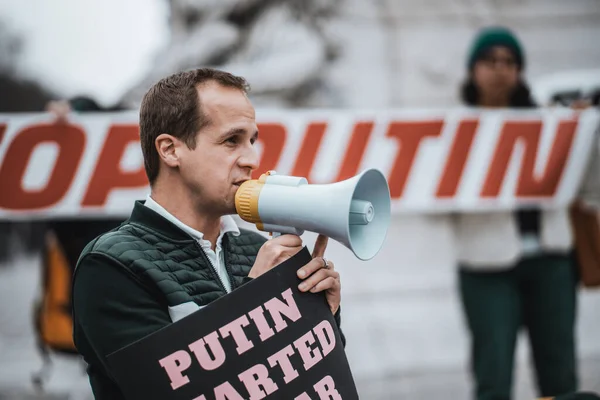 Lisbon Portugal February 2022 Selective Focus Protester Megaphone Putin Poster — Stock Photo, Image