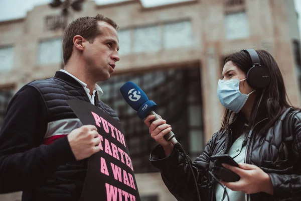 2022年2月24日 葡萄牙里斯本 一名Rr频道记者在支持乌克兰反对俄军入侵的抗议示威中采访了这名抗议者 — 图库照片