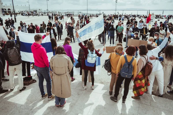 Lizbon, Portekiz - 13 Mart 2022: Rus askeri müdahalesine karşı protesto: Beyaz-mavi-beyaz Rus bayrağı taşıyan protestocuların sahnesinden savaş istemeyen Rusları gösteren bir bayrak