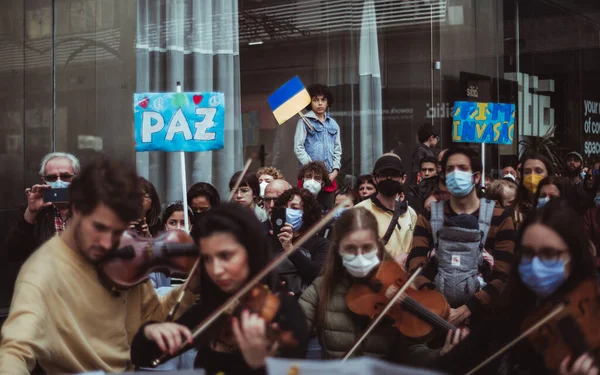 2022年2月27日 葡萄牙里斯本 支持乌克兰的抗议集会 反对俄罗斯入侵 小提琴部分演奏乌克兰国歌 背景中有选择地关注男孩 — 图库照片