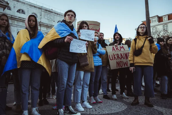 Lizbon, Portekiz - 20 Nisan 2022: Ukrayna 'nın işgali sırasında Rus kuvvetleri tarafından neredeyse tamamen yok edilen ve saldırıya uğrayan Mariupol şehrini kurtarmaya adanmış protesto gösterisi