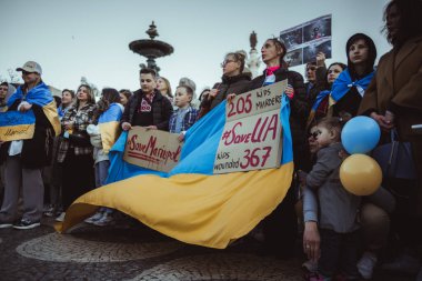 Lizbon, Portekiz - 20 Nisan 2022: Rus ordusu tarafından neredeyse yok edilen Mariupol şehrini kurtarmaya adanmış protesto gösterisi; Ukrayna bayrağı ve pankartlarıyla protestocular