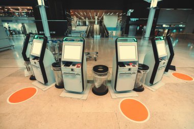 Bir grup elektronik otomatik giriş, bagaj teslimatı, ve bir yarım daire tabanlı biniş kartı baskı terminali, modern bir havaalanında veya bir tren istasyonunda kendi LCD ekranlarının maketleri