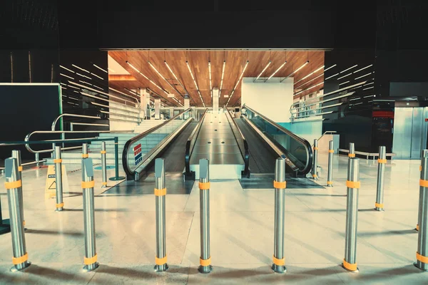 Een Groothoekig Uitzicht Twee Hellende Overdekte Reizigers Een Modern Treinstation — Stockfoto