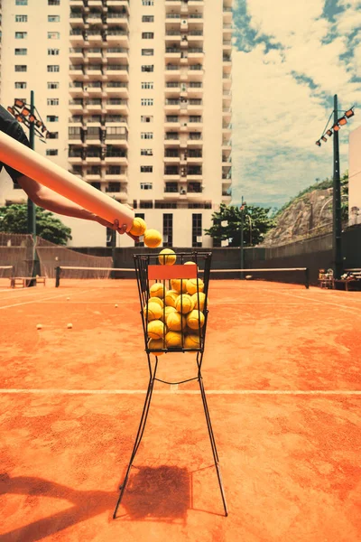 Ein Vertikaler Weitwinkelblick Auf Einen Korb Mit Gelben Tennisbällen Auf — Stockfoto