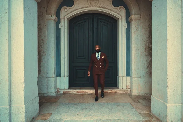 Homme Africain Barbu Chauve Élégant Costume Lunettes Quitte Une Porte — Photo