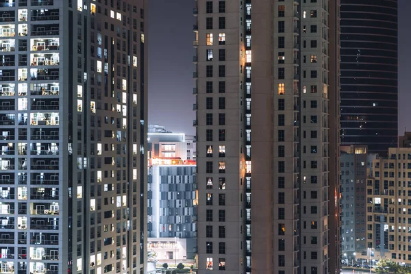 Fachadas Varias Grandes Casas Residenciales Rascacielos Por Noche Con Ventanas — Foto de Stock