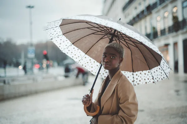 Portrait Une Jeune Femme Africaine Aux Cheveux Courts Peints Blanc — Photo