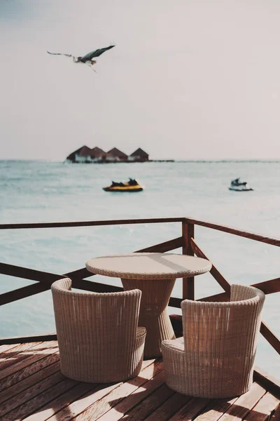 Colpo Verticale Tavolo Vimini Sedie Bar Strada Lussuoso Resort Maldive — Foto Stock