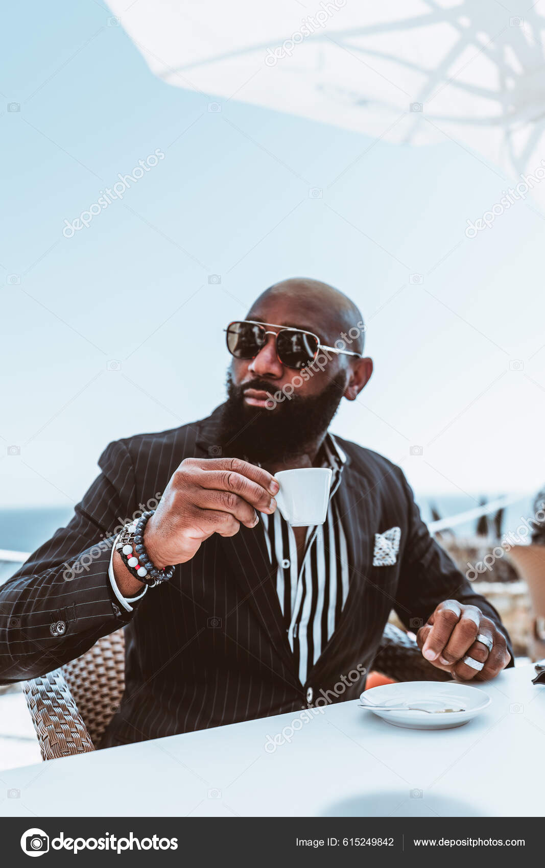 Plan Vertical D un Bel Homme Noir Chauve Barbu Dans Des image