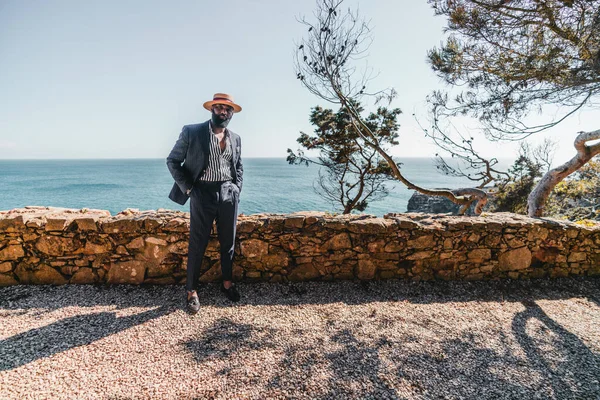 Una Vista Grandangolare Elegante Uomo Nero Maturo Barbuto Con Cappello — Foto Stock