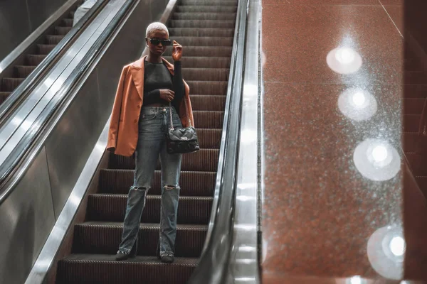 Молодая Модная Черная Женщина Движущейся Лестнице Спускающаяся Станцию Метро Молодая — стоковое фото