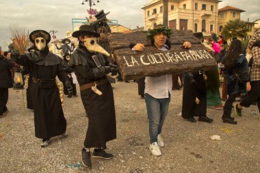 Viareggio, İtalya 'da. 23 Şubat 2020 'de. Viareggio, İtalya 'da geleneksel karnaval alayı. 