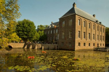 ARCEN, NETHERLANDS, 19 Eylül 2020. Hollanda, Arcen 'deki kale ve gölet manzarası. 