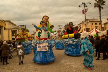 Viareggio, İtalya 'da. 23 Şubat 2020 'de. Viareggio, İtalya 'da geleneksel karnaval alayı. 