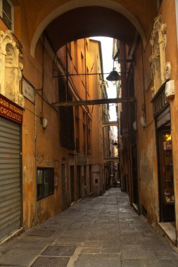 İTALYA, GENOA, 24 Şubat 2020. İtalya 'nın Cenova kentindeki Vico Del Duca Caddesi.. 