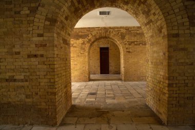 KERKYRA, CORFU Adası, GREECE. 17 Ekim 2021 'de. Eski Venedik kalesinin avluları, Korfu, Kerkyra, Yunanistan. 