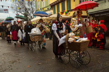 STUTTGART, ALMANY, 19 HAZİRAN 2020. Almanya 'nın Stuttgart şehrinde geleneksel maskeli karnaval alayı. 