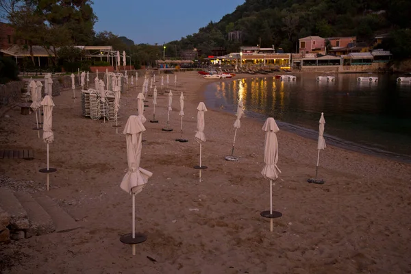Paleokastrisa Corfu Island Greece October 2021 Beach Folded Umbrellas Sunset — Stock Photo, Image