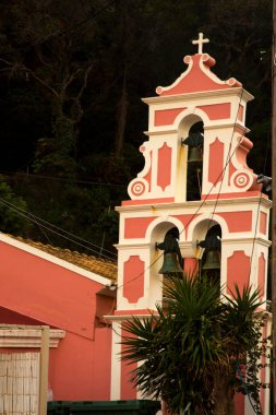 PALEOKASTRISA, CORFU Adası, GREECE. 18 Ekim 2021 'de. Paleokastritsa köyündeki Şapel, Korfu, Yunanistan.