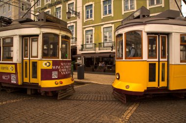 LISBON, PORTUGAL, 12 Nisan 2022. Lizbon, Portekiz sokaklarında ünlü tramvaylar. 
