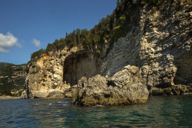 Yunanistan 'ın Korfu adasındaki Paleokastritsa ve İyon Denizi' nin kayalıklarının manzarası.