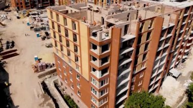 Vinçli ve binalı inşaat alanı