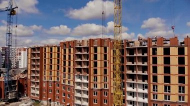 Vinçli ve binalı inşaat alanı