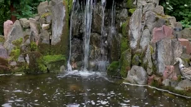 Kleine decoratieve waterval. Decoratieve fontein. — Stockvideo
