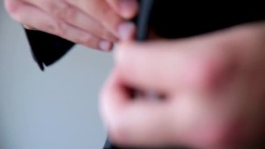 Adam yeleğini düğmede. Close. Son detay için mükemmel. Modern bir işadamı. Şık Klasik takım elbiseli yakışıklı bir genç adam moda vurdu. Mens güzellik, moda.