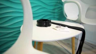 Klasik erkek kıyafetleri, kravat, kemer, kol düğmeleri ve beyaz bir mendil. Moda geçmişi. Erkek aksesuarları seti. Beyaz sandalyeler ve masa.