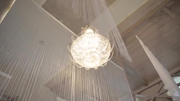 Cerimonia di matrimonio fuori dal ristorante. Lampada di cristallo vintage. Decorazione elegante elettrica . — Video Stock