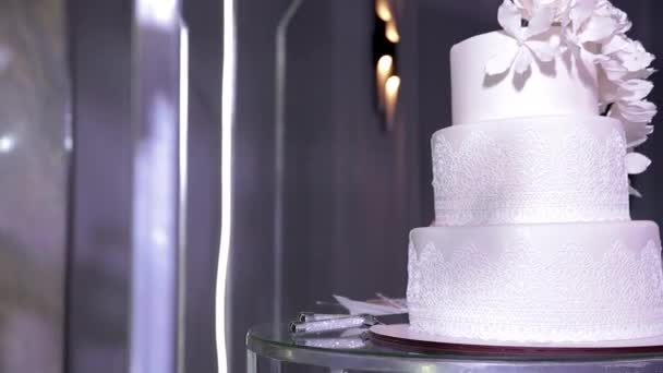 Κομψή γαμήλια τούρτα με λουλούδια στην αψίδα του γάμου — Αρχείο Βίντεο