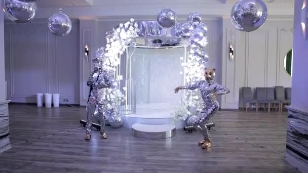 Wedding arch at the wedding ceremony in silver tones with mimes in silver clothes. — Vídeo de Stock