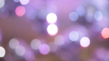 Tavandaki gümüş toplar dans pistindeki restoranın mavi lambalarından parlıyor. Tam HD