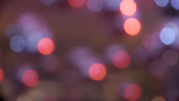 Срібні Кульки Стелі Мерехтять Від Синіх Ламп Ресторані Танцмайданчику Повний — стокове відео