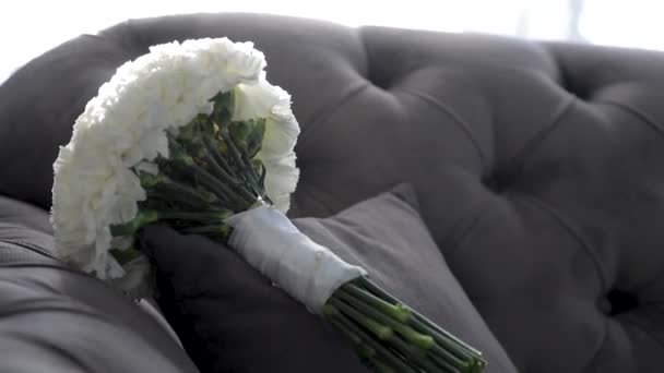 Bukiet Ślubny Panny Młodej Leży Kanapie Dzień Pełne — Wideo stockowe