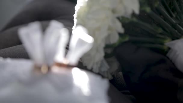 Bukiet Ślubny Panny Młodej Leży Kanapie Dzień Pełne — Wideo stockowe